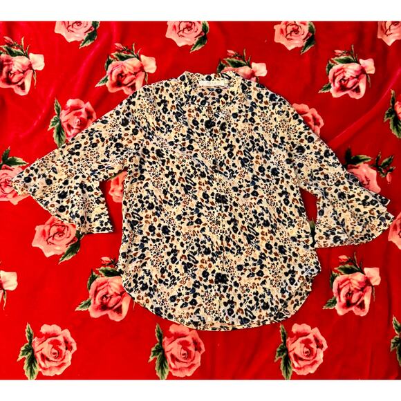 ASTR The Label Blouse Women’s Medium Blue Multi Leopard Cheetah Bell Sleeve - Picture 4 of 15